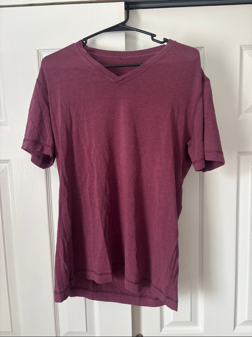 LuluLemon Men’s V-Neck T Shirt Maroon Size Medium